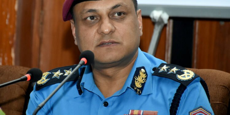 एमालेमा प्रवेश गर्दै पूर्वआइजीपी खनाल