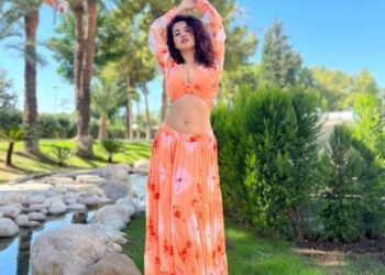 अरेन्ज क्रप टपमा अवनीत कौरको ग्ल्यामरस लुक्स (तस्विरहरु)