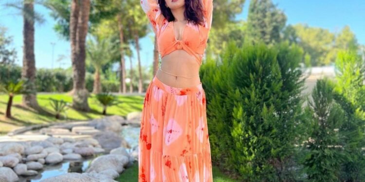 अरेन्ज क्रप टपमा अवनीत कौरको ग्ल्यामरस लुक्स (तस्विरहरु)