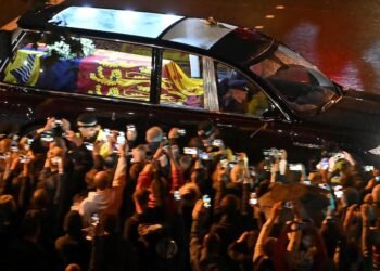 बर्किंघम दरबार पुर्‍याइयो एलिजाबेथको शव