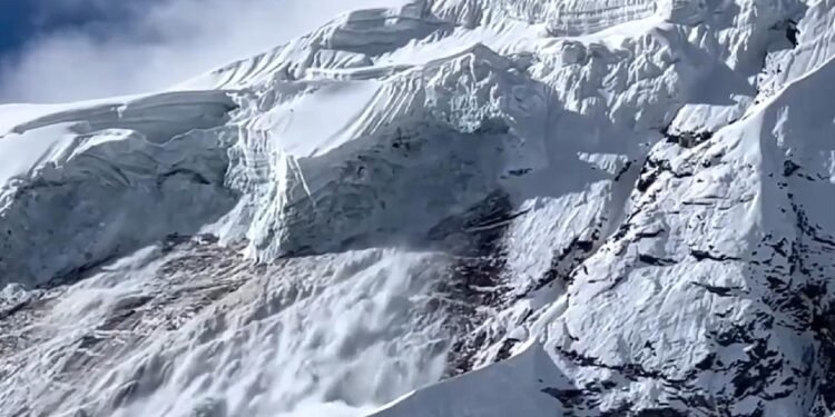 मनास्लु हिमपहिरोः १ जनाको मृत्यु, १० जनाको सकुशल उद्धार