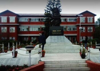 निर्वाचनअघि गाडी किन्दै प्रहरी