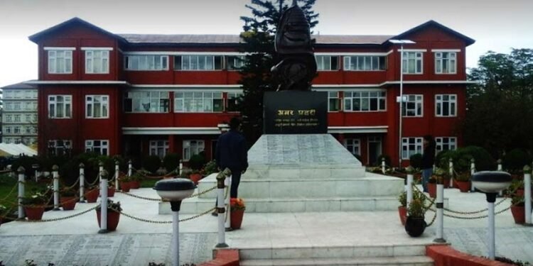 निर्वाचनअघि गाडी किन्दै प्रहरी