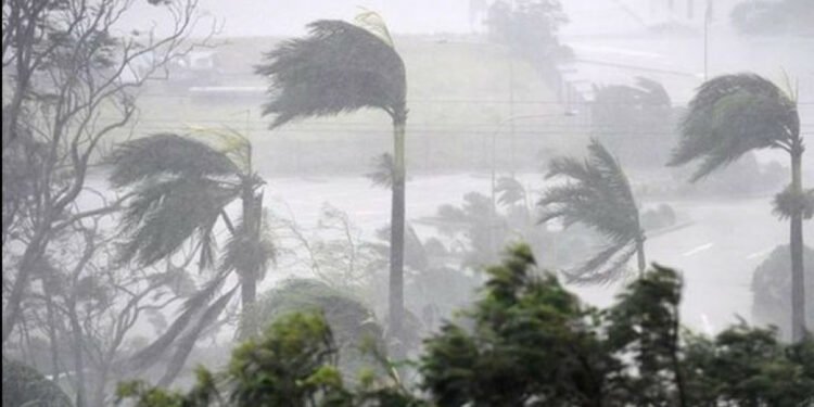 फिलिपिन्समा आँधी आउँदा हजारौँलाई सुरक्षित क्षेत्रमा लगियो