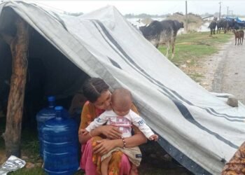 कैलाली बाढीः सडकमा बसेका गर्भवती र सुत्केरी समस्यामा