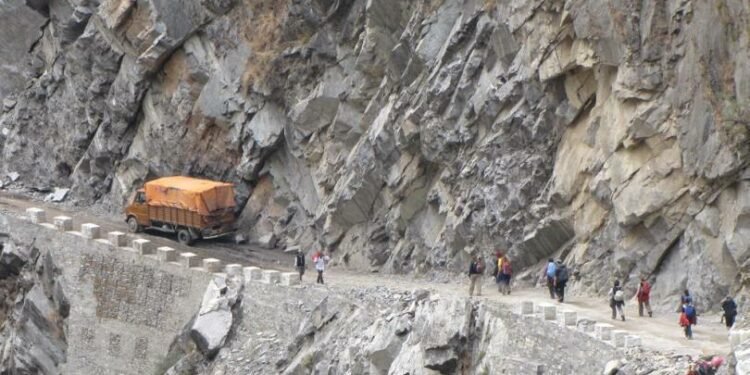 बेनी जोमसोम सडकः माथि पहिरो तल उर्लिदो काली