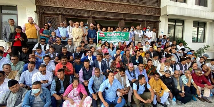 कांग्रेस केन्द्रिय कार्यालयमा इतर पक्षको धर्ना