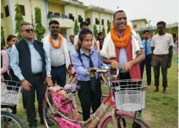 छात्रालाई पढाइमा उत्प्रेरित गर्न साइकल