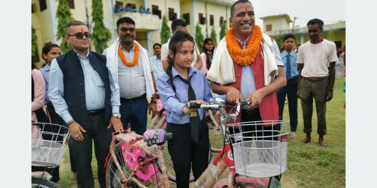 छात्रालाई पढाइमा उत्प्रेरित गर्न साइकल