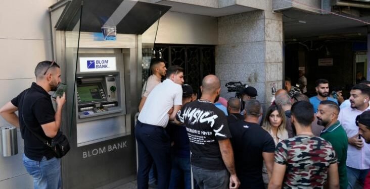 धमाधम बैंकहरु ‘लुटिए’ पछि लेबनानका सबै बैंकहरू अनिश्चितकालका लागि बन्द