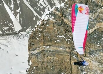 विश्वको आठौँ अग्लो हिमाल मनास्लुमा प्याराग्लाइडिङ