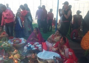 अस्ताउँदो सूर्यलाई अर्घ दिएर पोखरामा छट पर्व मनाइएको छ