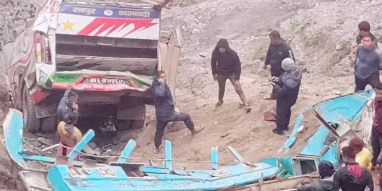रामपुरबाट मनकामना जाँदै गरेको बस दुर्घटना, ५ जनाको मृत्यु , २५ घाइते