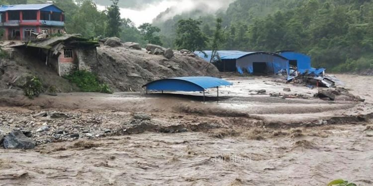 २४ घण्टामा बाढीपहिरोबाट १६ जनाको मृत्यु