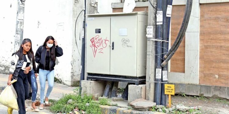 सडकपेटीमा राखिएका विद्युतका क्याबिनेट हटाइने