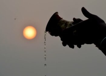 आज छठको तेस्रो दिन, अस्ताउदो सूर्यलाई अर्घ दिइँदै