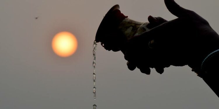 आज छठको तेस्रो दिन, अस्ताउदो सूर्यलाई अर्घ दिइँदै