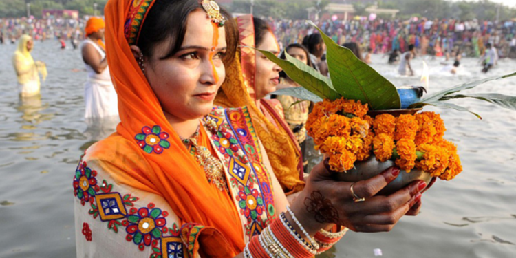 उदाउँदो सूर्यलाई अर्घ्य दिँदै छठ सम्पन्न