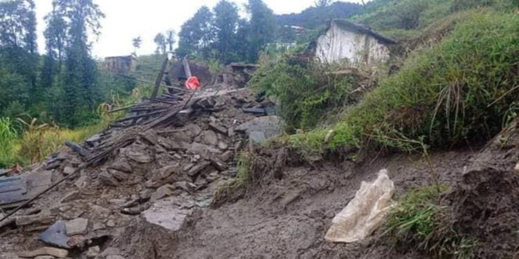 शव जलाउँदा–जलाउँदै पहिरोले बगायो मलामी