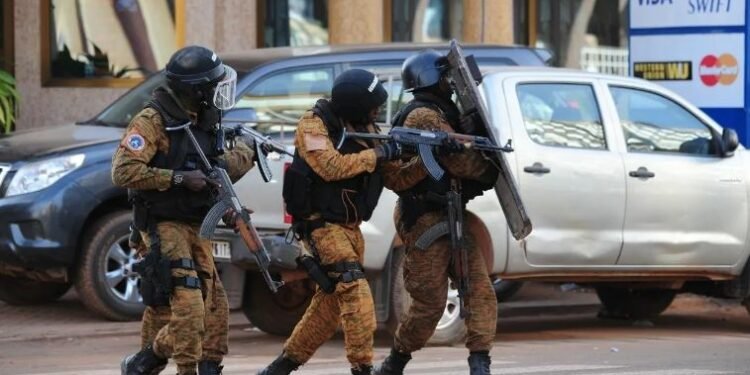 सैनिक शिविरमा भएको हमलामा दश सैनिक र अठार आतङ्ककारी मारिए