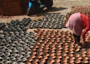 कुमाले पेसा जोगाउने ‘दीपा’ को प्रयास