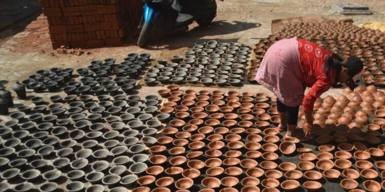 कुमाले पेसा जोगाउने ‘दीपा’ को प्रयास