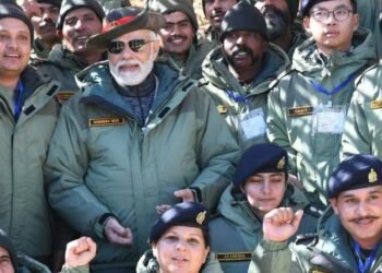 कारगिलमा सिपाहीहरूसँग गीत गाउँदै प्रधानमन्त्री मोदी