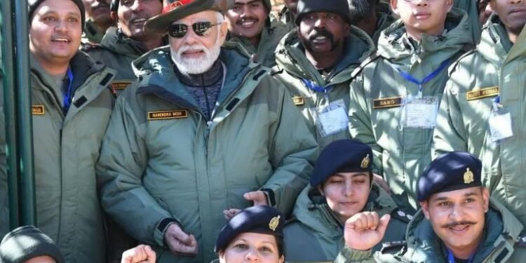 कारगिलमा सिपाहीहरूसँग गीत गाउँदै प्रधानमन्त्री मोदी