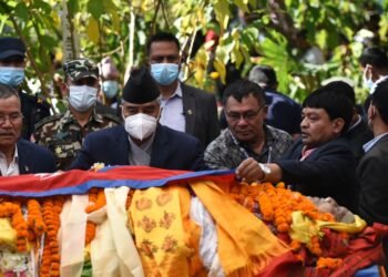 जोशीको पार्थिव शरीरमा प्रधानमन्त्री देउवाले ओढाए राष्ट्रिय झन्डा