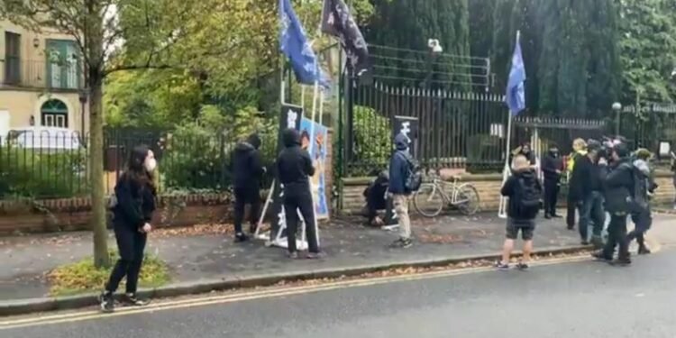 म्यानचेस्टरमा हङकङका प्रजातन्त्रवादी कार्यकर्तामाथि कुटपिट