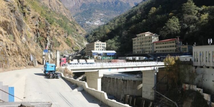 चिनको अघोषीत नाकाबन्दी, सुनसान छ तातोपानी नाका