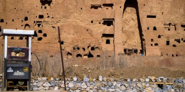 तालिबानले सार्वजनिक रूपमा एक केटा र केटीलाई कोर्रा लगाए