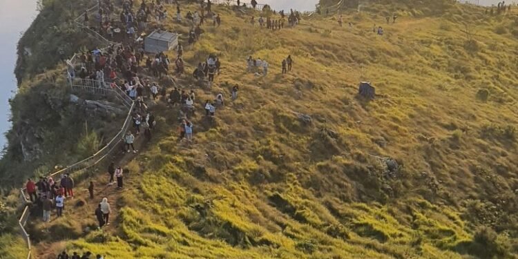 मानुङकोटमा रातिदेखि नै पर्यटकको चहलपहल