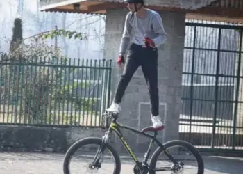 कश्मीरका मोहम्मद फरहान, एक फ्रीस्टाइल साइकल सवार