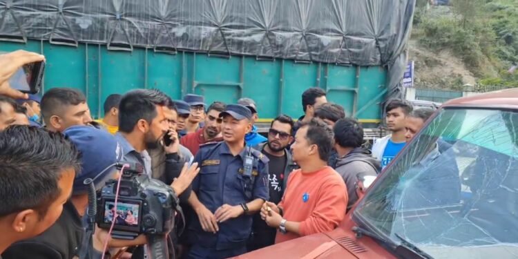 रबि लामिछानेको प्रचारमा रहेको गाडीमा तोडफोड