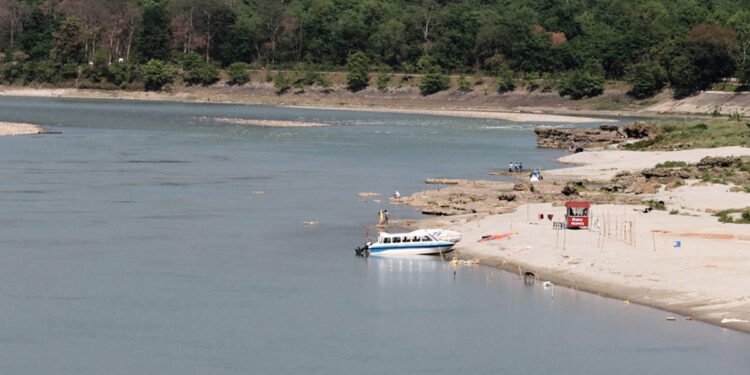 नारायणीमा डुङ्गा पल्टिँदा ३ जनाको मृत्यु