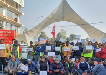 विमानस्थलमा पार्किङ शुल्क महँगो भएको भन्दै ट्याक्सी चालकले गरे प्रदर्शन