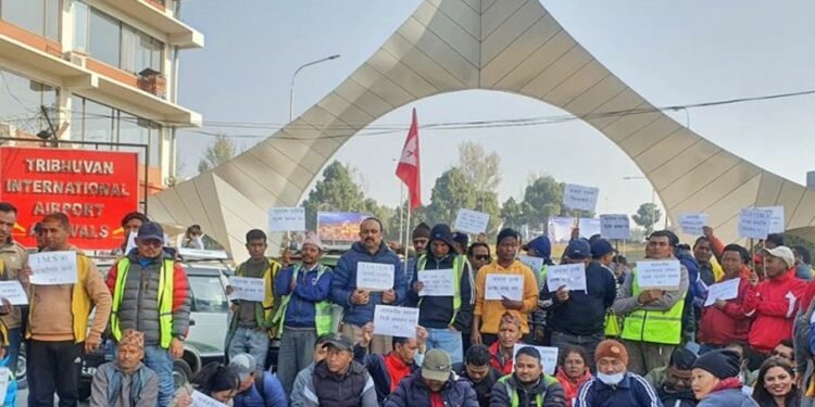 विमानस्थलमा पार्किङ शुल्क महँगो भएको भन्दै ट्याक्सी चालकले गरे प्रदर्शन