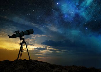 विद्यार्थीले टेलिस्कोपबाट हेरे तारा, ग्रह र उपग्रह