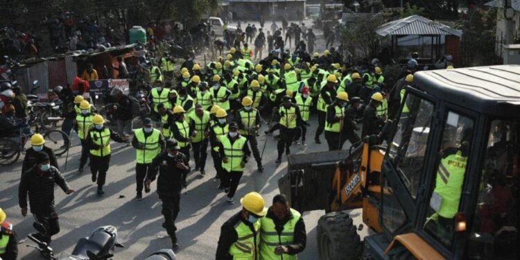 थापाथलीमा सुकुम्बासी बस्ती हटाउने क्रममा झडप