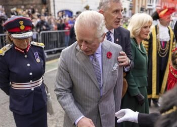 बेलायती राजा चार्ल्स दम्पत्तीमाथि अण्डा प्रहार