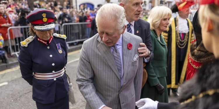 बेलायती राजा चार्ल्स दम्पत्तीमाथि अण्डा प्रहार