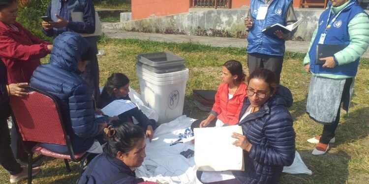 महिला मैत्री मतदान केन्द्रको नेतृत्व सम्हाल्दै गीता