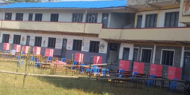 हिउलाई छिचोल्दै गण्डकीका सबै मतदान केन्द्रमा पुगे कर्मचारी