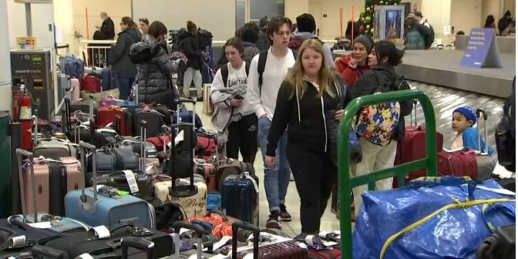 अमेरिकामा हिमपातः सयौं उडान रद्द, हजारौं यात्रु टर्मिनलमै सुत्न बाध्य