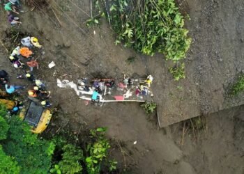 पहिरोले बस पुर्दा कम्तीमा ३३ जनाको मृत्यु