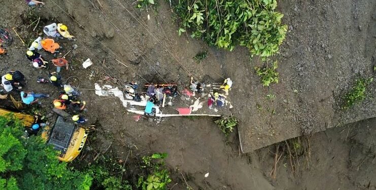 पहिरोले बस पुर्दा कम्तीमा ३३ जनाको मृत्यु