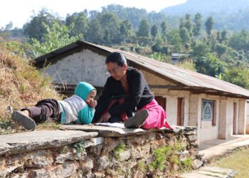 पर्वतमा एक्लो विद्यार्थी पढाउँदै एक्ली शिक्षिका