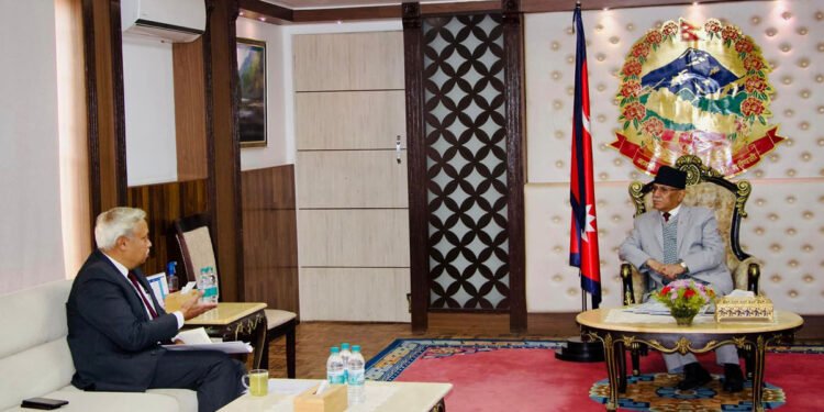 भारतीय राजदूतले भेटे प्रधानमन्त्री प्रचण्ड, मोदीको बधाईपत्र हस्तान्तरण