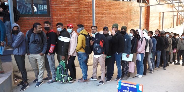 सार्वजनिक सेवा प्रवाहमा मन्त्रिपरिषद्को पहिलो निर्णय कार्यान्वयन होला ?